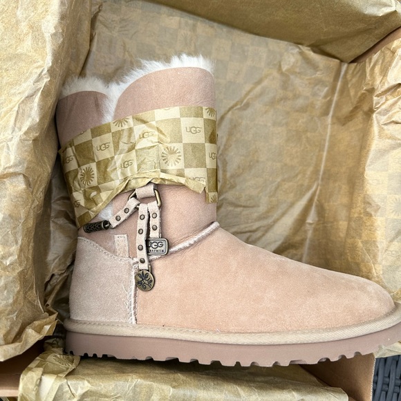 UGG | AZALEA Cozy Winter Boots in Sand (Size 6) | NEW IN BOX Condition - Picture 15 of 16